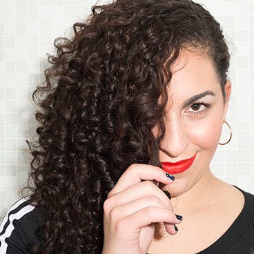 Garnier Fructis - Curly Side Twist - perfect way to show off curls, pin them up - watch how to create hairstyle in 30 seconds in step-by-step tutorial